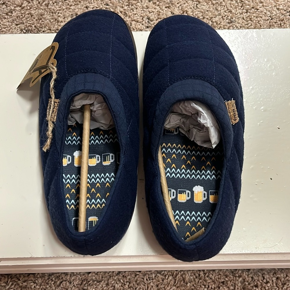 FREE WATERS-Never worn mens slippers